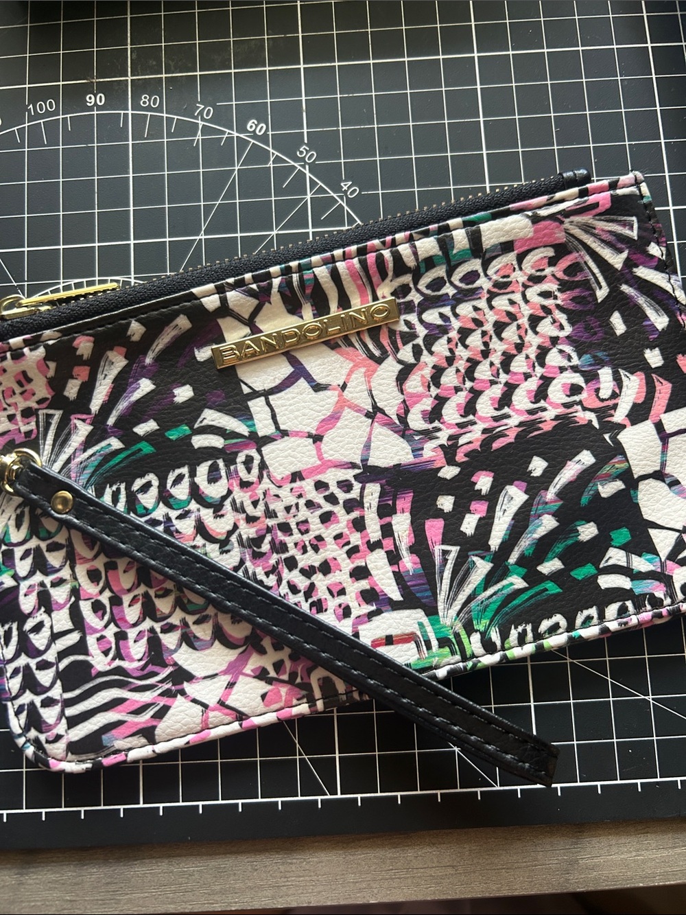 Bandolino multicolor abstract pattern wristlet 8x5” - Picture 2 of 6
